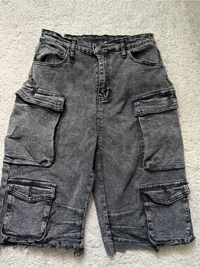 Daisy Washed Gray/Black Cargo Shorts with Multiple Pockets